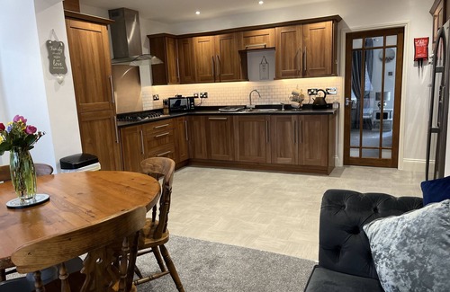 Burton on Trent House | Modern 3 Bedroom Property in Quiet Location