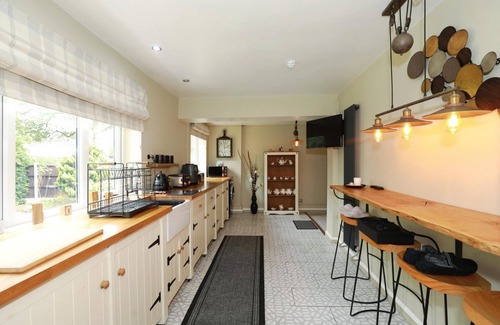 Forsbrook House | Modern 3-Bed Home near Alton tower