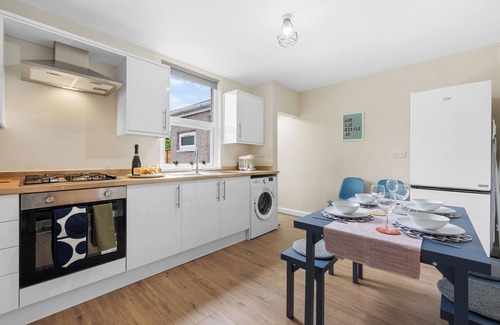 Coventry House | Modern 3 bed home ideally located close to Coventry City Centre, w/parking nnnn