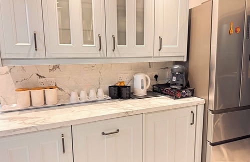 Forest Gate House | Modern 3 Bed Home in London, Stratford, Tube & Parking