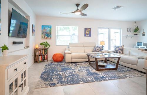 Sarasota House | Modern 3 Bed House - Minutes to Downtown & Siesta Key - Pet Friendly