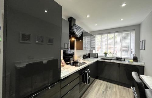 Whitefield House | Modern 3-bed stay-away-home sleeps 6 nr Manchester