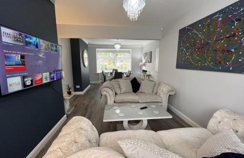 Whitefield House | Modern 3-bed stay-away-home sleeps 6 nr Manchester