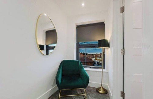 Westbrook House | Modern 3-bed townhouse with en-suites, stylish interiors, private garden & parking—just a 2-min walk to Westbrook Beach. Sleeps 8 with full kitchen, fast Wi-Fi & flexible living space. Perfect for families, groups & business travellers.