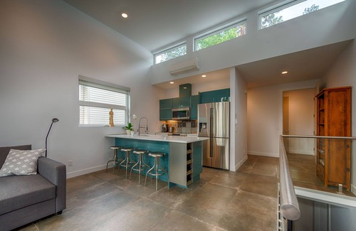 Central Okanagan House | Modern 3 bedroom, 3 en suites, dog friendly loft in McKinley