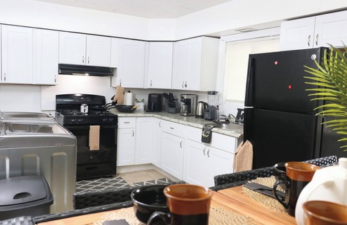 Kingston Apartment | Modern 3 bedroom bungalow house, private parking, Bbq area/Wifii