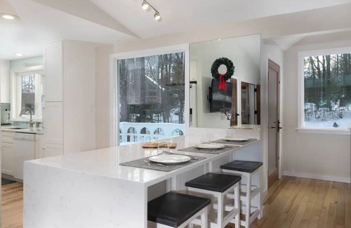 Grantham House | Modern 3-Bedroom Home, Eastman