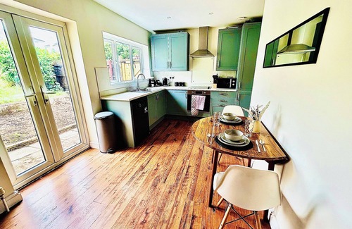 Staple Hill House | Modern 3 Bedroom House w/Parking and Large Garden