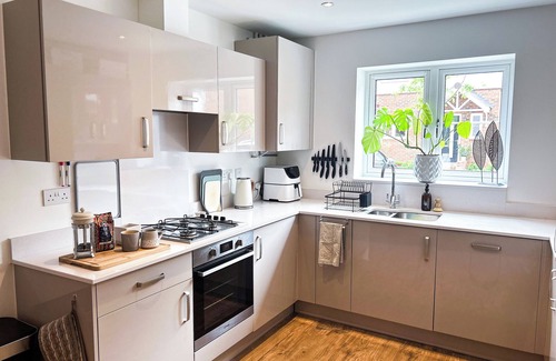 Staplefield House | Modern 3 Bedroom House within 1 hour of London