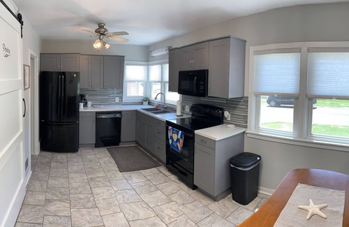 Clear Lake House | Modern 3-BR Downtown Retreat – Walk to City Beach, Dining, Shops & Nightlife