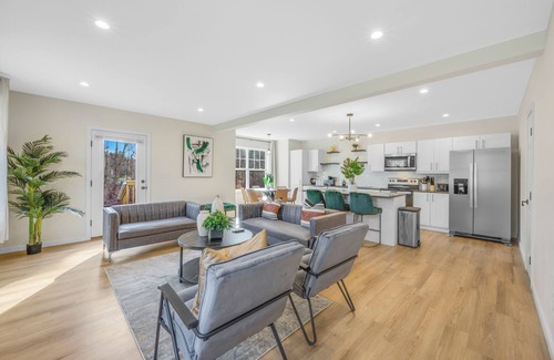 Bloomfield House | Modern 3-Floor Townhome | 5BR | Spacious & Stylish Stay