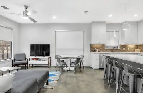 Swede Hill House | Modern 3-Story Escape - Sleeps 12 - Walk Downtown