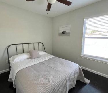 Harlandale House | Modern 3B2B home near Lackland and downtown