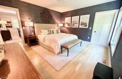 Adamsville House | Modern 3b3b Country House and Barn on quiet road