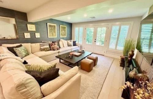 Adamsville House | Modern 3b3b Country House and Barn on quiet road