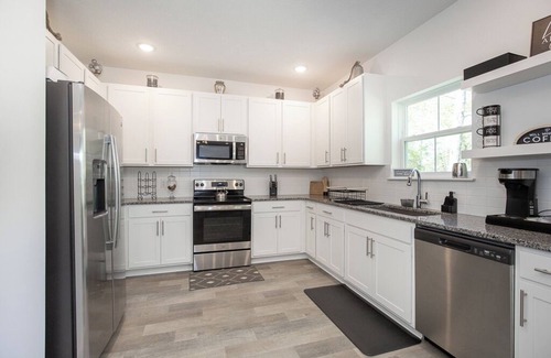 West Akron House | Modern 3Bdrm Home | Family-Friendly, Close to Zoo