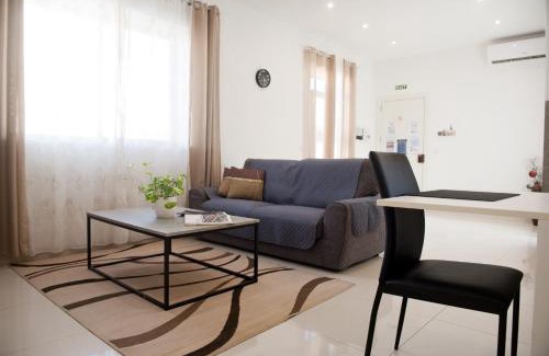 Siggiewi Apartment | Modern 3BR Apartment with Balcony - Close to Limestone Heritage Park