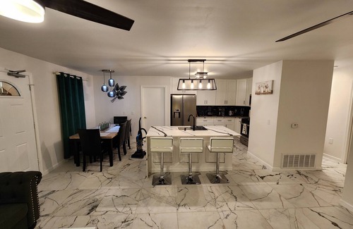Rosewood House | Modern 3BR House near Downton Austin
