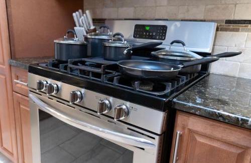 Kearny Apartment | Modern 3BR Near Airport and attractions