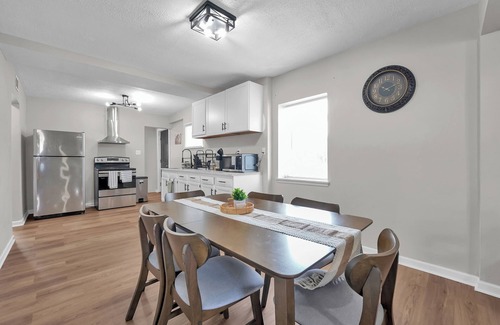 Westgate House | Modern 3BR Near Downtown & Casino, Pet-friendly, Fast Wi-Fi, Laundry