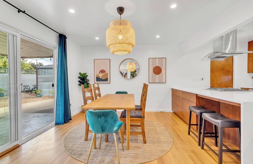 Southwestern Sacramento House | Modern 3BR Retreat – Sleeps 7, Foosball, Huge Backyard, 5 Mins to Downtown!