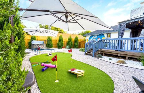 Greenslopes At Lake Creek House | Modern 3BR Retreat with Fun Yard, Mini-Golf, Hot Tub & BBQ Dining Deck