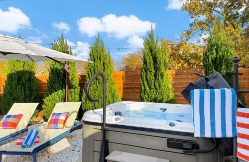 Greenslopes At Lake Creek House | Modern 3BR Retreat with Fun Yard, Mini-Golf, Hot Tub & BBQ Dining Deck