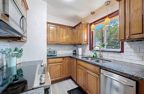 Walsingham House | Modern 3BR Retreat with Pool & Fire Pit