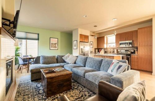 King House | Modern 3BR - Walk to Alberta Eats & Coffee