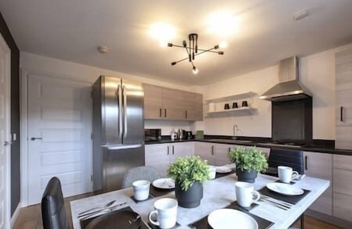 Liberton House | Modern 4-Bed Edinburgh House with Private Parking at City Centre