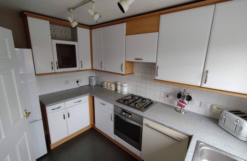 Walsall House | Modern 4 Bed House For Contractors & FamiliesnFree parking, M6, local amenities