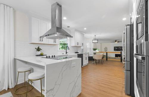 Charlotte House | Modern 4 Bed in Quail Hollow