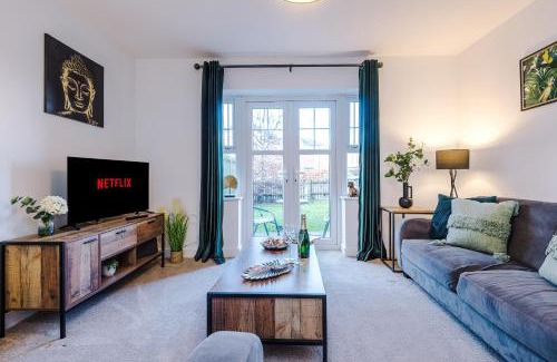 Crewe House | Modern 4-Bed Townhouse in Crewe by 53 Degrees Property, Ideal for Contractors & Business, FREE Parking - Sleeps 8