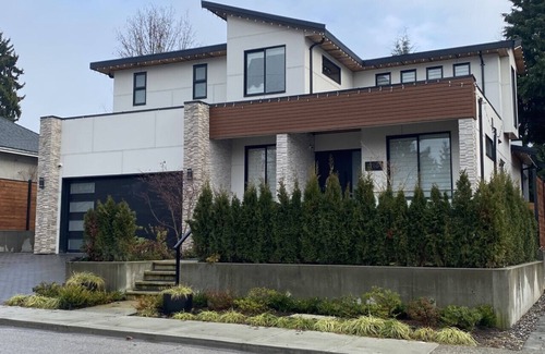 Uptown House | Modern 4 bedroom home in New Westminster