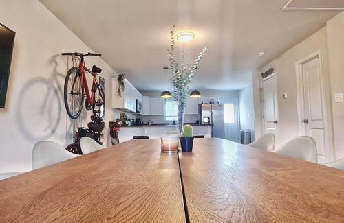 Richmond House | Modern 4 Bedroom Home, 6 mins away from Downtown