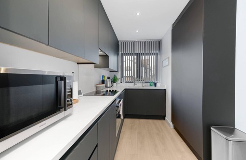 Slough House | Modern 4 Bedroom House with Parking