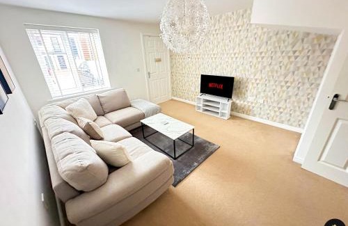 Newcastle-upon-Tyne Villa | Modern 4 Beds House With FREE Parking