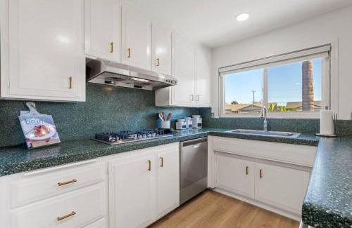 Casa Conejo House | Modern 4 King Beds, Beautiful Large Backyard, Golf, WFH, Long Stays, WI-FI, FWY, 25 mins to Beach