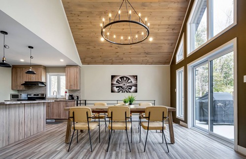 Low Cottage | Modern 4-season Lakefront Chalet with New Hot Tub & 4 Bedrooms: 1 hr from Ottawa