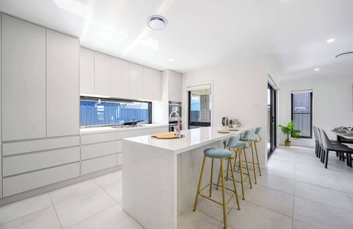 Denham Court House | Modern 4BD Family Retreat Near Leppington