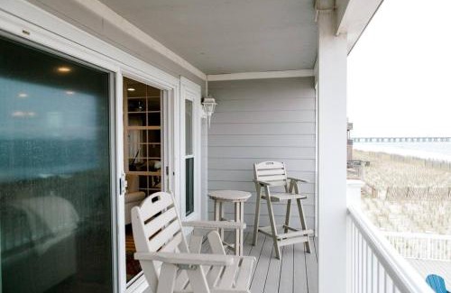 Chic's Beach House | Modern 4bdr Oceanfront home