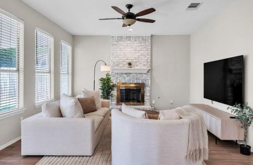 Manor House | Modern 4BR Gem Chic Comfort in Austin home