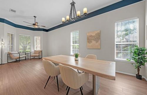 Manor House | Modern 4BR Gem Chic Comfort in Austin home