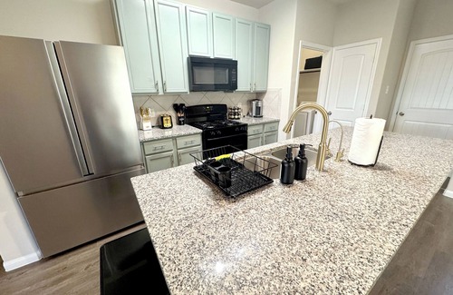 Porter House | Modern 4br house · 4 king beds · Game room · Community Pool · Pets welcome!