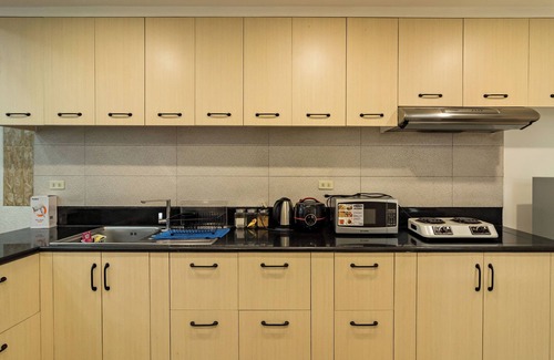 New Manila House | Modern 4BR House with Billiards,KTV,WIFI,Netflix-10mins from Robinson Mall