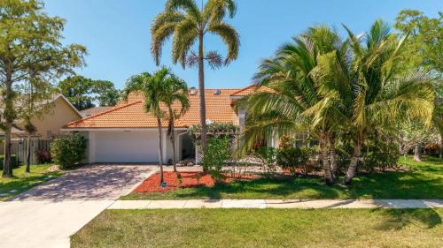Greenview Shores Apartment | Modern 4BR in Central Wellington- Walk to Shops