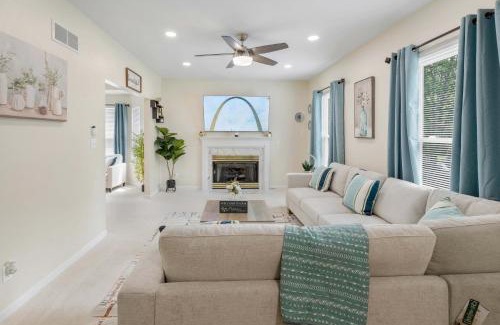 Central West End House | Modern 4BR Retreat with Free Parking in Prime CWE!