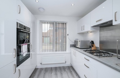 Aylesbury House | Modern 5 Bedroom 3 Bathroom Serviced House Aylesbury with parking