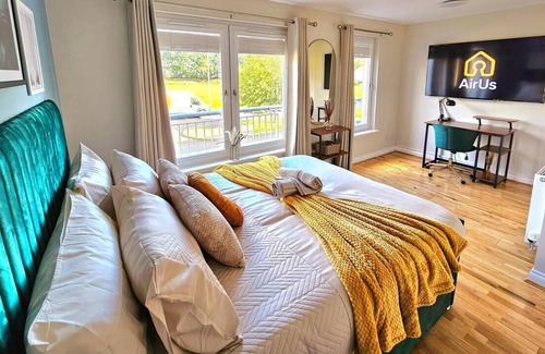East End House | Modern 5 Bedroom Townhouse with Free Parking
