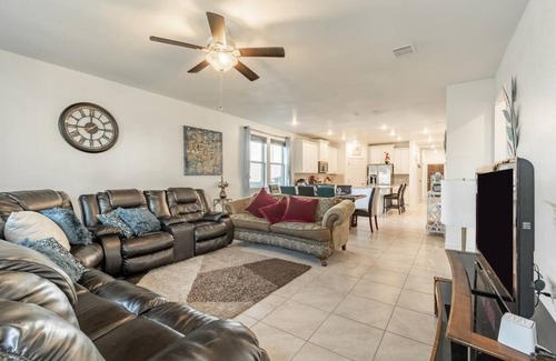 Manor House | Modern 5 Bedroom with access to community pool
